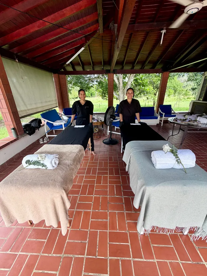 Equipo de KLU junto a dos camillas de masaje preparadas al aire libre